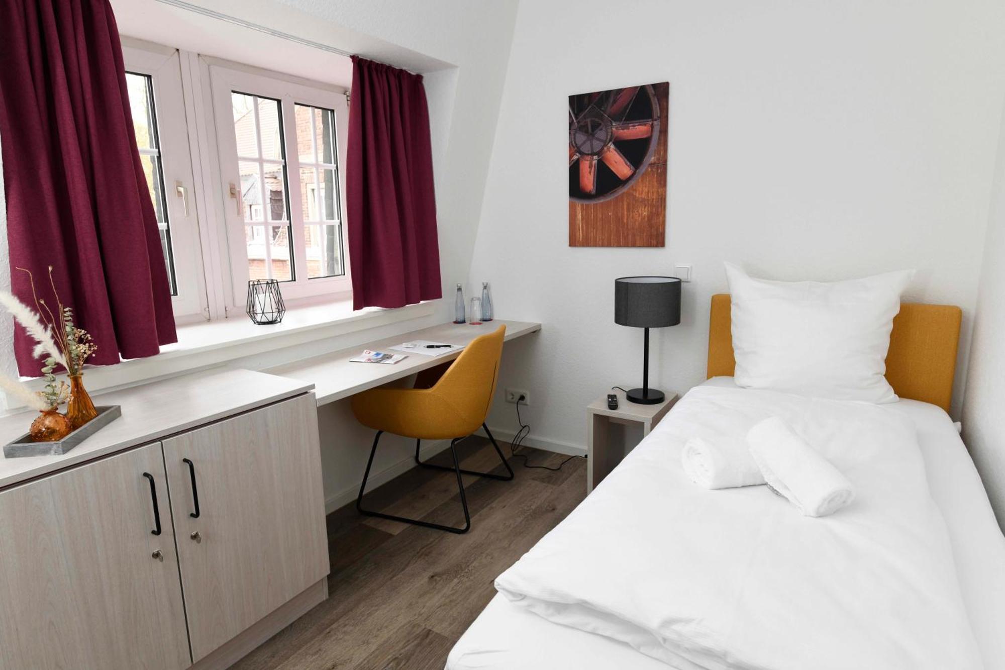 St. Barbara-Haus Hotell Dinslaken Exteriör bild